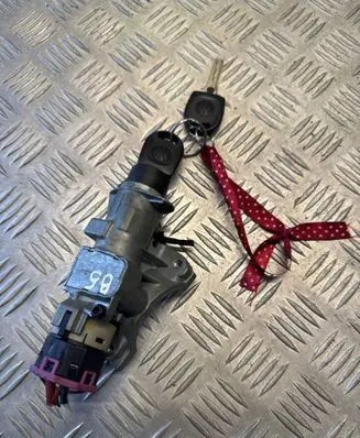 Volkswagen PASSAT B5 Ignition lock 4D0905851E