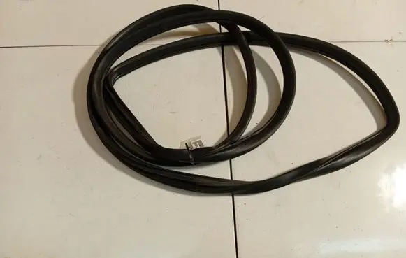 Toyota Avensis Verso Rubber seal rear door 