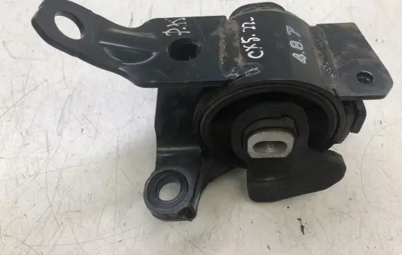 Mazda CX-5 II Engine mount bracket