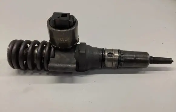 Audi A6 S6 C5 4B Fuel injector 038130073B