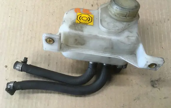 Maserati Quattroporte Brake fluid reservoir 