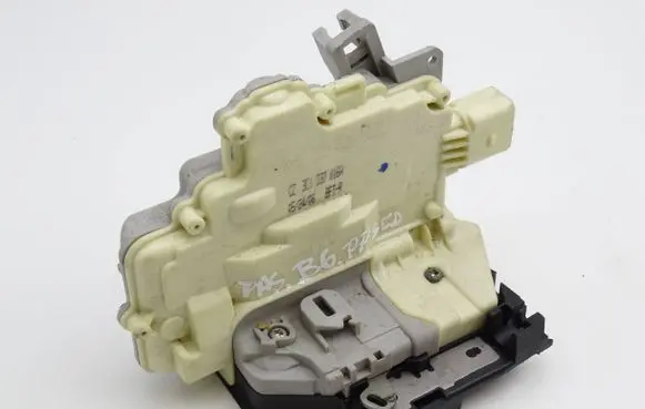 Volkswagen PASSAT B6 Front door lock 3C1837016A