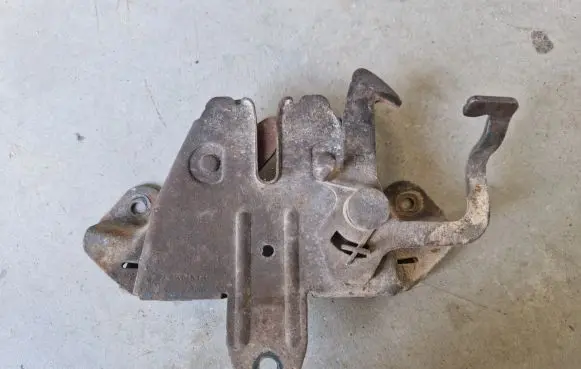 Mitsubishi Pajero Sport I Engine bonnet/hood lock/catch