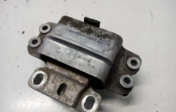 Engine mount vacuum valve