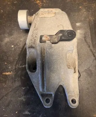 BMW 5 G30 G31 G38 Engine mounting bracket 6864595 6861565 18574710