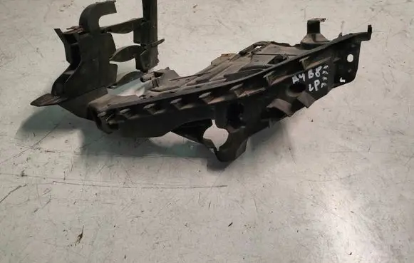 Audi A4 S4 B8 8K Headlight/headlamp mounting bracket 8K0805607