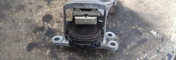 Engine mount vacuum valve