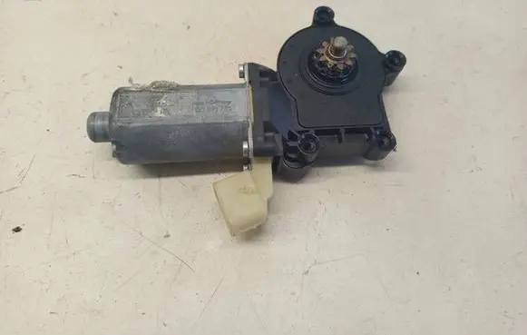 Volvo XC70 Front door window regulator motor 0130821761