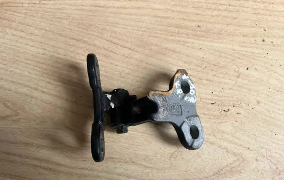 Volvo V50 Front door upper hinge