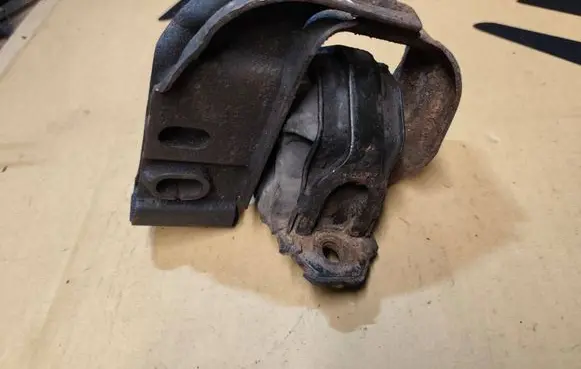 Chrysler Grand Voyager II Engine mount bracket