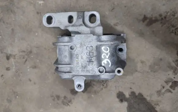 Volkswagen PASSAT B7 USA Engine mount bracket 1K0199262