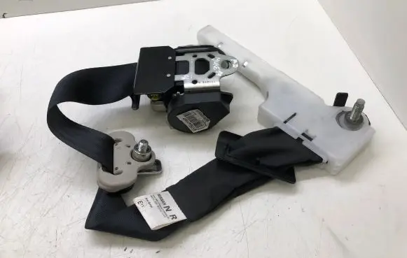 Nissan Juke I F15 Front seatbelt 617544100D BAMPT11224