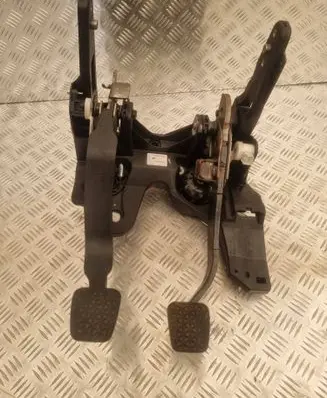 Opel Astra J Pedal assembly 13366759