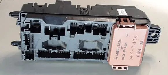 Mitsubishi Carisma Fuse module MB953355