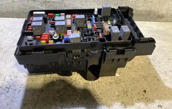 Chrysler 200 Fuse module 63565110