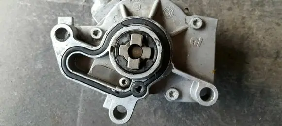 Volkswagen Golf IV Vacuum pump R038145229