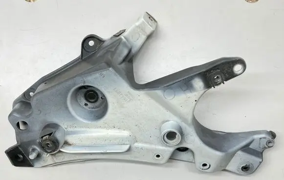 Volvo S90, V90 Fender mounting bracket 31447897