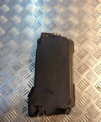 Mercedes-Benz C W204 Fuse box cover A2045400182