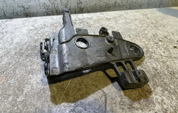 Mercedes-Benz E W212 Engine mounting bracket A6510902241 211550102