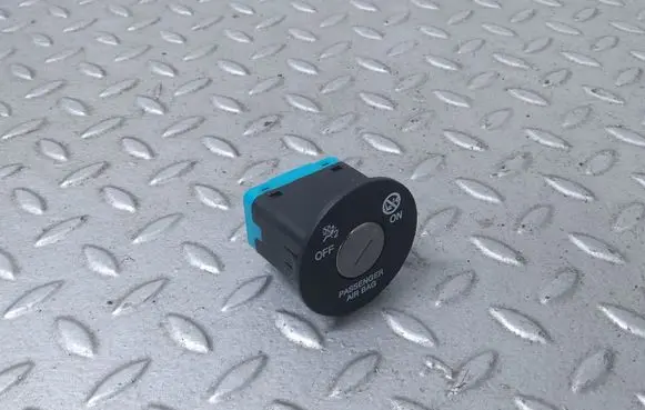 Passenger airbag on/off switch
