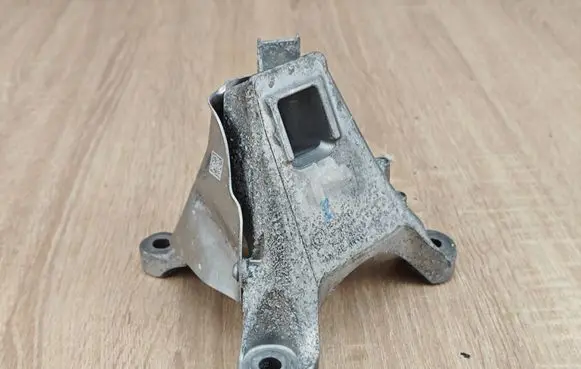 BMW 5 G30 G31 G38 Engine mounting bracket 6870756