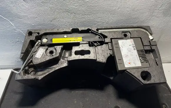 Volkswagen PASSAT B6 Tool set 