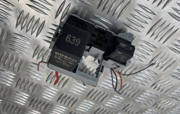 Volkswagen Touareg II Glow plug pre-heat relay 7L6937503A 0281003029 7M0951253C