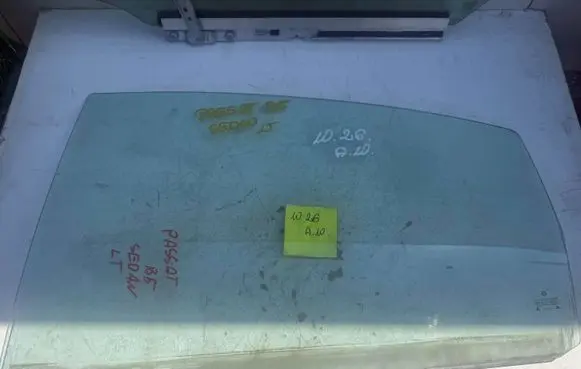 Volkswagen PASSAT B5 Rear door window glass 897565656