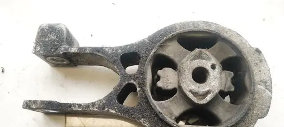 Peugeot 508 Engine mount bracket