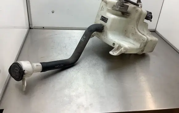 Lexus RX 330 - 350 - 400H Windshield washer fluid reservoir/tank E13010087