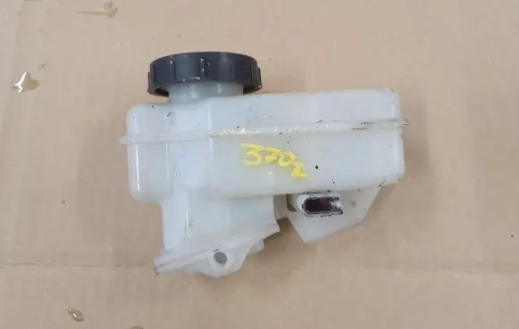 Nissan 370Z Brake fluid reservoir 