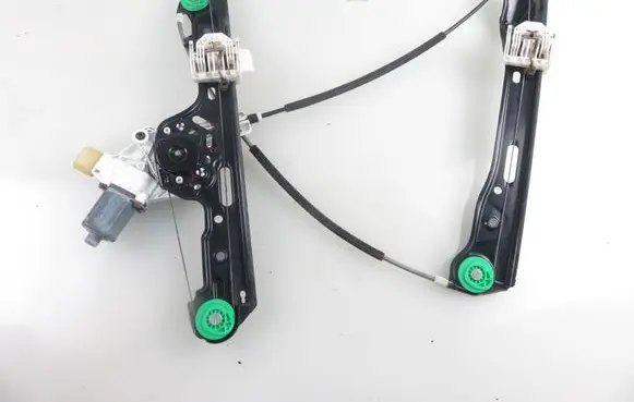 BMW 1 E81 E87 Front door window regulator with motor 7138465 7067795