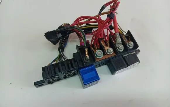 Volkswagen PASSAT B5 Fuse box set 896083000