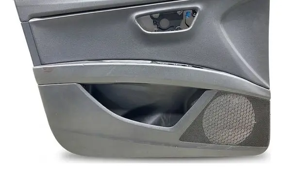 Seat Leon (5F) Front door card panel trim