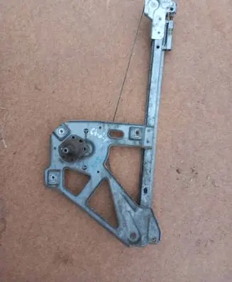 Rear door manual window regulator
