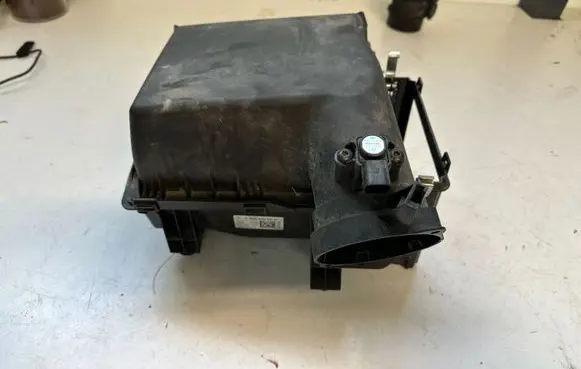 Infiniti Q30 Air filter box A6450900001