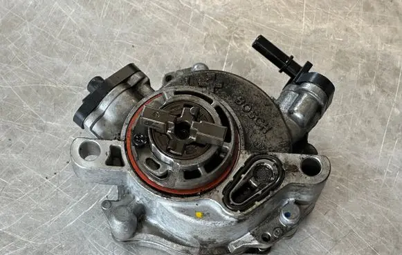 Peugeot 5008 II Vacuum pump 9804021880