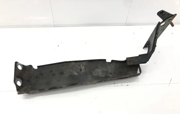 Audi A4 S4 B8 8K Fender mounting bracket 8K0821136A