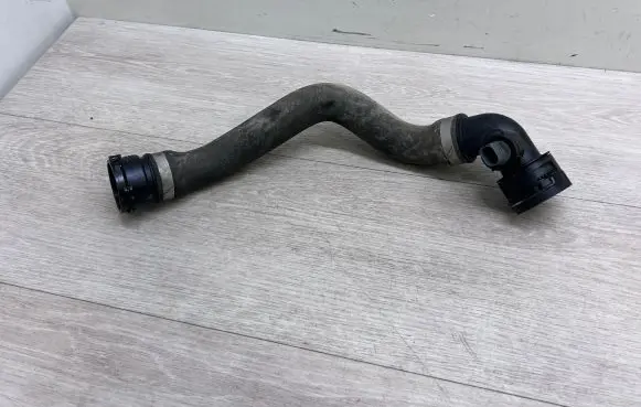 Volkswagen Touareg II Engine coolant pipe/hose 7P0122051