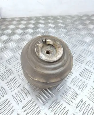 Mercedes-Benz S W221 Engine mount bracket