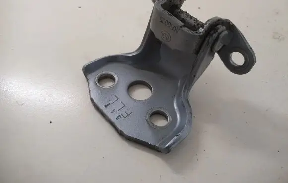 Subaru Outback (BS) Front door lower hinge 