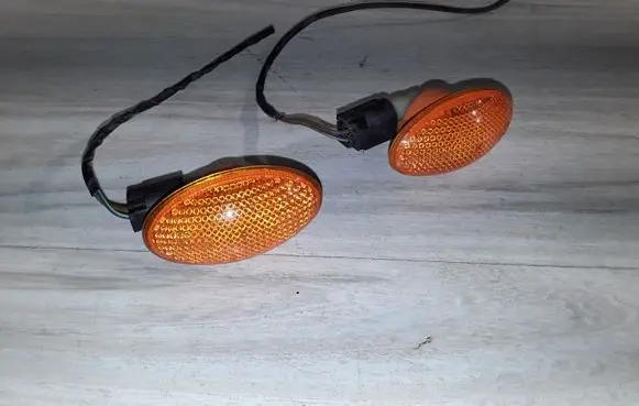 Front fender indicator light