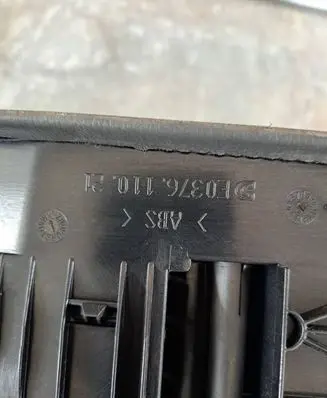 Mercedes-Benz C W203 Armrest 1037611021
