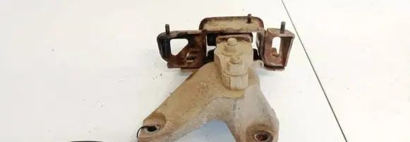 Engine mount bracket
