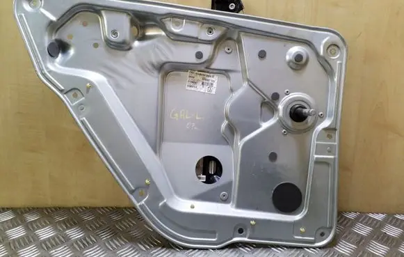 Rear door manual window regulator