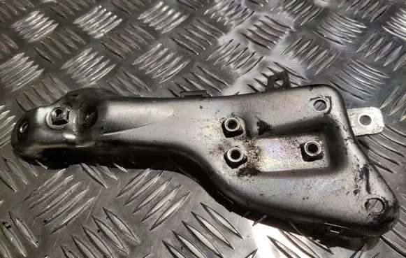 Mercedes-Benz E A207 Engine mounting bracket A6510901041 6510901041