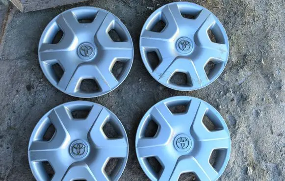 Toyota Yaris R14 wheel hub/cap/trim 4260252240