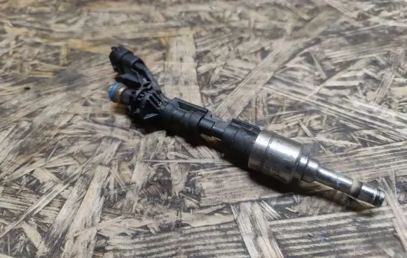 Jaguar XJL Fuel injector 8W939F593AD