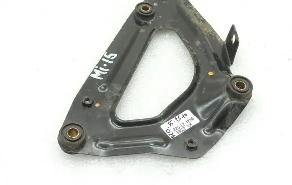 Mitsubishi Pajero Air filter cleaner box bracket assembly MR404742