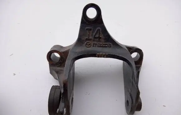 Mazda CX-7 Engine mounting bracket